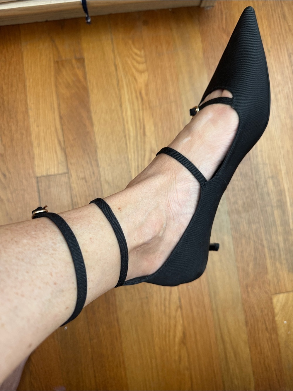 Womenโs Black Pointed kitten heels with Ankle Wrap
